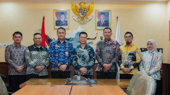 
					Bupati Kepulauan Anambas Aneng bersama Sekretaris Daerah Sahtiar dan jajaran berfoto usai audiensi dengan Direktur Perencanaan Anggaran Daerah Ditjen Bina Keuangan Daerah Kementerian Dalam Negeri di Jakarta, Senin (4/5/2026), terkait dukungan pelaksanaan Program Strategis Nasional (PSN) di Anambas.