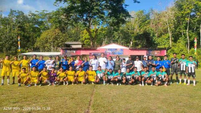 
					Wakil Bupati Kepulauan Anambas Raja Bayu Febri Gunadian bersama unsur Forkopimda, Camat Palmatak, Kepala Desa Putik, panitia, dan para peserta berfoto bersama usai pembukaan turnamen sepak bola HUT Karang Taruna Desa Putik di Kecamatan Palmatak, Rabu (6/5/2026).