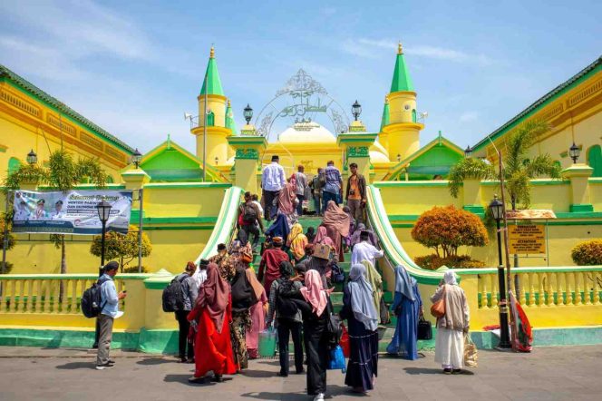
					Wisatawan domestik dan mancanegara mengunjungi kawasan Pulau Penyengat, salah satu destinasi unggulan Kota Tanjungpinang yang dikenal dengan nilai sejarah dan religi, belum lama ini, Rabu (6/5). 