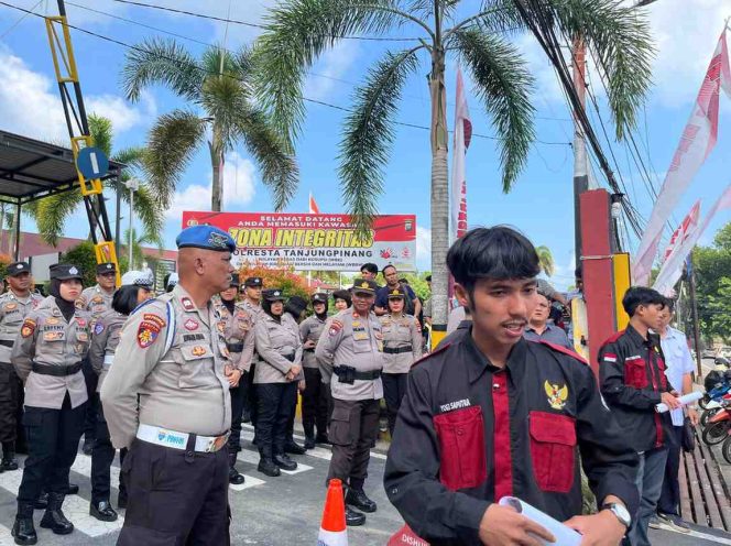 
					Koordinator Gerakan Aksi Mahasiswa Kepulauan Riau, Yogi Saputra, saat berada di depan Mapolresta Tanjungpinang menyampaikan pandangannya terkait pentingnya menjaga kritik publik tetap berbasis data dan tidak mengarah pada serangan personal, Selasa (6/5/2026).