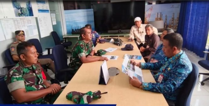 
					Sekretaris Daerah Kabupaten Kepulauan Anambas, Sahtiar, S.H., M.M., bersama jajaran TNI dan Pemerintah Daerah saat mengikuti rapat koordinasi dan peninjauan rangkaian kegiatan TMMD ke-128 di Kabupaten Kepulauan Anambas, Kamis (7/5/2026).