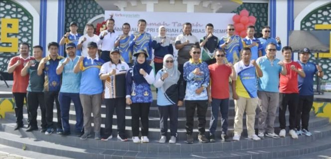 
					Wakil Bupati Kepulauan Anambas Raja Bayu Febri Gunadian, S.E bersama unsur Forkopimda, jajaran PT. Bank Riau Kepri Syariah, serta para pensiunan dan pra pensiun berfoto bersama usai kegiatan silaturahmi dan senam jantung sehat di halaman Astaka Masjid Agung Baitul Ma'mur Kabupaten Kepulauan Anambas, Kamis (7/5/2026).