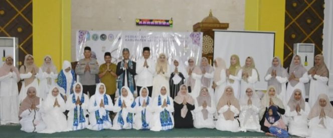 
					Wakil Bupati Kepulauan Anambas, Raja Bayu Febri Gunadian, S.E berfoto bersama pengurus Wanita Islam Kabupaten Kepulauan Anambas, penceramah Ustadz M. Toyyib, serta jamaah usai kegiatan Safari Dakwah di Masjid Agung Baitul Ma’mur Kabupaten Kepulauan Anambas, Jumat (8/5/2026).