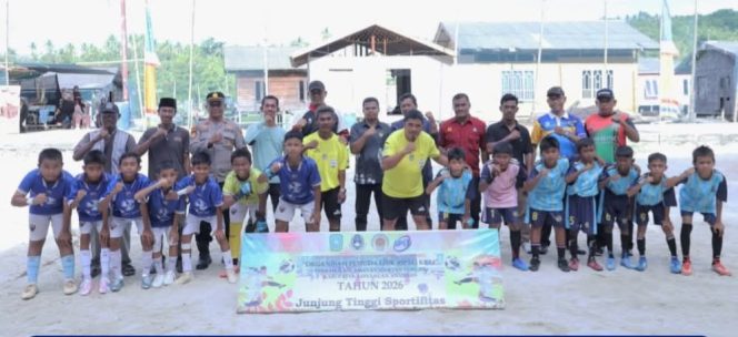 
					Sekretaris Daerah Kabupaten Kepulauan Anambas, Sahtiar, S.H., M.M berfoto bersama panitia, official, dan para peserta usai membuka Turnamen Mini Soccer U-12 di Desa Liuk, Kecamatan Siantan Tengah, Jumat (8/5/2026).