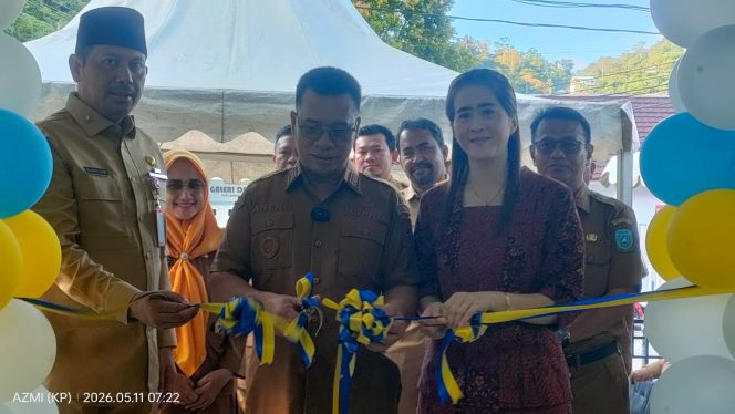 
					Bupati Kepulauan Anambas, Aneng bersama Ketua TP PKK Kabupaten Kepulauan Anambas, Sinta Aneng, meresmikan operasional Gedung Baru Puskesmas Tarempa, Kecamatan Siantan, Senin (11/5/2026), ditandai dengan prosesi pengguntingan pita.