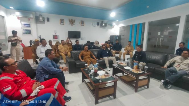 
					Bupati Kepulauan Anambas, Aneng bersama Kepala BPS Provinsi Kepri, Toto Haryanto Silitonga, S.Si., M.Eng saat mengikuti pertemuan koordinasi pendataan sektor migas di Medco Matak Base, Kecamatan Kute Siantan, Senin (11/5/2026). Pertemuan tersebut membahas penguatan data statistik sektoral dan dukungan sensus ekonomi di wilayah Anambas.