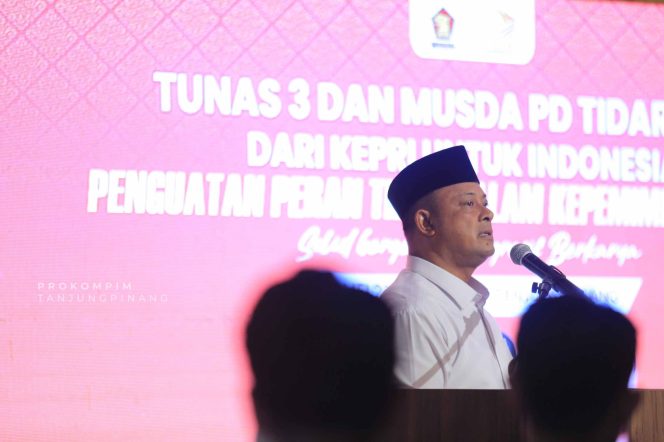
					Iman Sutiawan saat menyampaikan sambutan dalam Musyawarah Daerah Tunas Indonesia Raya (TIDAR) Kepulauan Riau di CK Hotel, Tanjungpinang, Senin (11/5). Ia menegaskan pentingnya peran strategis generasi muda dalam pembangunan daerah dan masa depan bangsa.

Sumber foto: Diskominfo Tanjungpinang.