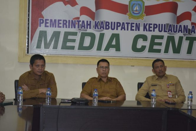 
					Bupati Kepulauan Anambas, Aneng didampingi Wakil Bupati Kepulauan Anambas, Raja Bayu Febri Gunadian, S.E mengikuti Rapat Koordinasi Pengendalian Inflasi yang dirangkaikan dengan launching Buku Panduan dan Bahan Ajar Pendidikan Antikorupsi secara virtual di Ruang Rapat Lantai II Media Center Kantor Bupati Kepulauan Anambas, Pasir Peti, Senin (11/5/2026).