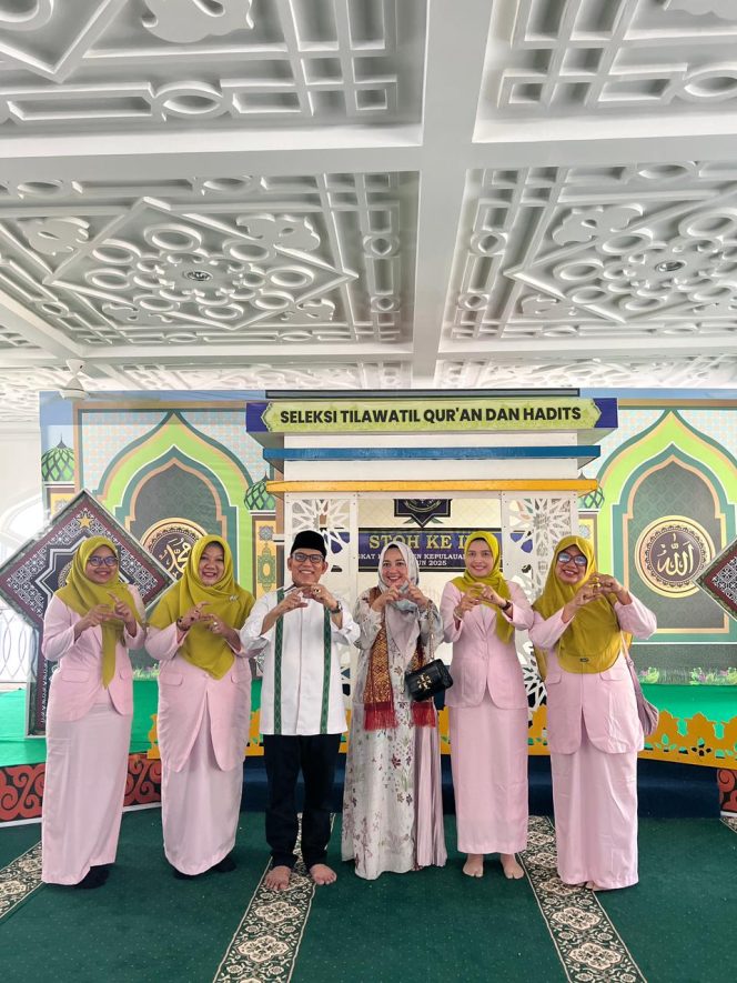 
					Ketua GOW Kepulauan Anambas, Kustiorini, S.E., M.H bersama jajaran dan peserta berfoto bersama usai pembukaan kegiatan Dialog Kebangsaan yang diselenggarakan oleh FPPI Kabupaten Kepulauan Anambas di Masjid Agung Baitul Ma’mur, Senin (11/05/2026).