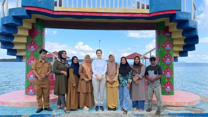 
					Ketua Dekranasda Kabupaten Kepulauan Anambas, Ny. Sinta Aneng (tengah, mengenakan kemeja putih) berfoto bersama jajaran dan pelaku UMKM saat kunjungan pembinaan dan pendampingan usaha di Desa Belibak, Senin (11/05/2026).