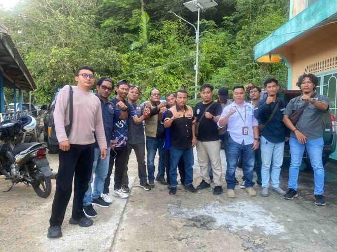 
					Sejumlah wartawan dari berbagai media di Kabupaten Kepulauan Anambas berfoto bersama saat akan meninggalkan lokasi penyambutan kunjungan kerja Kapolda Kepri, Rabu (13/5/2026), setelah peliputan dinilai tidak berjalan optimal.