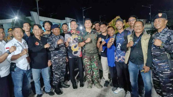 
					Panglima Komando Gabungan Wilayah Pertahanan I Letjen TNI Kunto Arief Wibowo (tengah) berfoto bersama Wakil Bupati Kepulauan Anambas Raja Bayu Febri Gunadian, jajaran TNI, dan Awak Media saat singgah di Pelabuhan Roro Matak Kecil, Kabupaten Kepulauan Anambas, Rabu (13/5/2026), dalam perjalanan menuju Natuna.