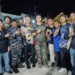 Panglima Komando Gabungan Wilayah Pertahanan I Letjen TNI Kunto Arief Wibowo (tengah) berfoto bersama Wakil Bupati Kepulauan Anambas Raja Bayu Febri Gunadian, jajaran TNI, dan Awak Media saat singgah di Pelabuhan Roro Matak Kecil, Kabupaten Kepulauan Anambas, Rabu (13/5/2026), dalam perjalanan menuju Natuna.