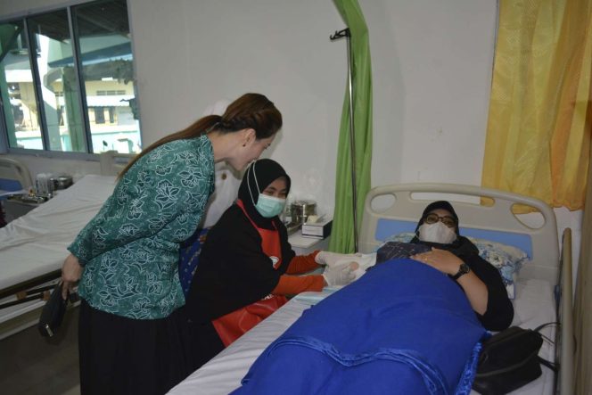
					Pelayanan KB gratis dalam rangka HUT ke-75 IBI di Puskesmas Siantan, Tarempa, Rabu (13/5/2026). Ketua TP PKK Kabupaten Kepulauan Anambas, Ny. Sinta Aneng, meninjau langsung proses pelayanan kepada peserta yang didampingi tenaga kesehatan.