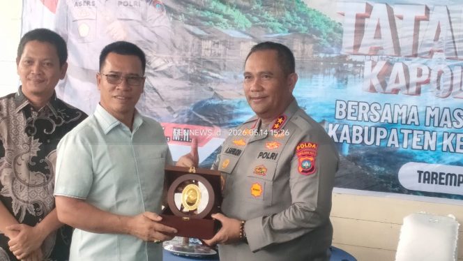 
					Kapolda Kepulauan Riau, Irjen Pol. Asep Safrudin menerima cenderamata dari Bupati Kepulauan Anambas, Aneng dalam kegiatan tatap muka bersama masyarakat di Tarempa, Kamis (14/5/2026).