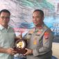 Kapolda Kepulauan Riau, Irjen Pol. Asep Safrudin menerima cenderamata dari Bupati Kepulauan Anambas, Aneng dalam kegiatan tatap muka bersama masyarakat di Tarempa, Kamis (14/5/2026).