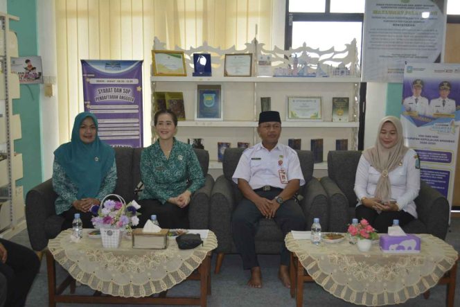 
					Ketua TP PKK Kabupaten Kepulauan Anambas Ny. Sinta Aneng bersama Kepala Dinas Perpustakaan dan Arsip Daerah (DispusiPDA) Rusmanda A., S.Sos, serta jajaran saat kegiatan penandatanganan Perjanjian Kerja Sama (PKS) dalam upaya memperkuat budaya literasi di Kabupaten Kepulauan Anambas, Rabu (13/5/2026).