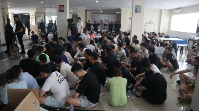 
					Ratusan warga negara asing (WNA) diamankan petugas dalam operasi penindakan di sebuah apartemen kawasan Batam. Para WNA tersebut diduga terlibat dalam aktivitas pelanggaran keimigrasian hingga penipuan daring dan saat ini menjalani proses pemeriksaan lebih lanjut.