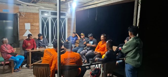 
					Tim SAR Gabungan yang dipimpin Basarnas Natuna melakukan koordinasi bersama unsur terkait dan masyarakat setempat sebelum melaksanakan pencarian tiga pelajar yang dilaporkan hilang di kawasan Gunung Samak, Anambas, Jumat (15/5/2026) dini hari.