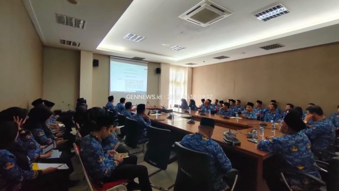 
					Rapat koordinasi implementasi Perpres Nomor 72 Tahun 2025 tentang Standar Harga Satuan Regional (SHSR) yang dipimpin Sekretaris Daerah Kabupaten Kepulauan Anambas, Sahtiar, S.H., M.M, bersama jajaran OPD di ruang rapat lantai II Kantor Bupati Anambas, Senin (18/05/2026).