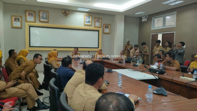 
					Sekretaris Daerah Kabupaten Kepulauan Anambas, Sahtiar, memimpin rapat persiapan Pawai Takbir Idul Adha 1447 H bersama jajaran OPD di Ruang Rapat Kantor Bupati Anambas, Selasa (19/5/2026).