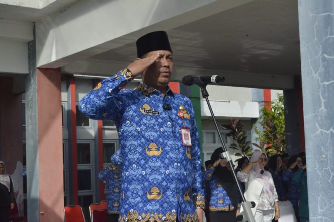 
					Sekretaris Daerah Kabupaten Kepulauan Anambas bertindak sebagai pembina apel saat memimpin peringatan Hari Kebangkitan Nasional ke-118 di halaman Kantor Bupati, Rabu (20/5/2026).