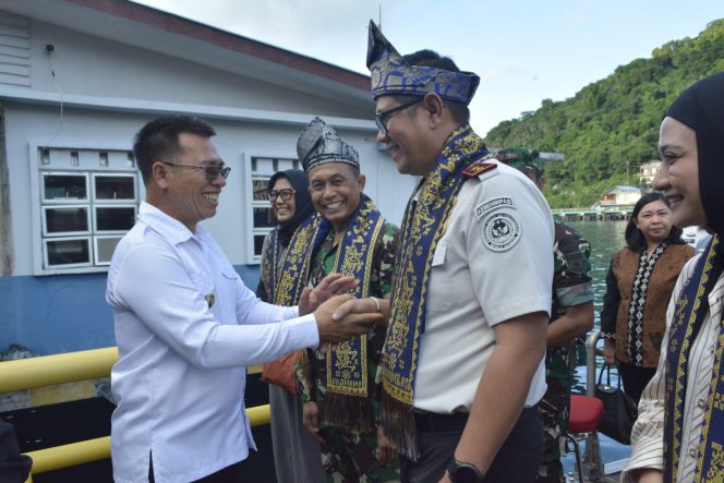 
					Bupati Kepulauan Anambas, Aneng, menyambut kedatangan Kepala Kantor Wilayah Imigrasi Kepulauan Riau, Guntur Sahat Hamonangan, di Pelabuhan Sri Siantan, Tarempa, Rabu (20/5/2026), dengan prosesi penyambutan adat Melayu.