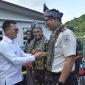 Bupati Kepulauan Anambas, Aneng, menyambut kedatangan Kepala Kantor Wilayah Imigrasi Kepulauan Riau, Guntur Sahat Hamonangan, di Pelabuhan Sri Siantan, Tarempa, Rabu (20/5/2026), dengan prosesi penyambutan adat Melayu.