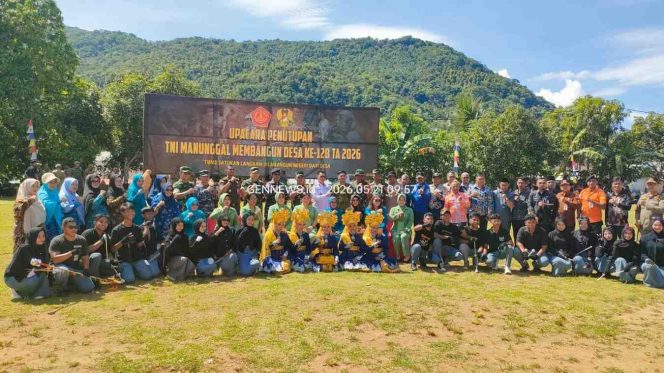 
					Bupati Kepulauan Anambas bersama unsur Forkopimda, TNI-Polri, dan masyarakat berfoto bersama usai Upacara Penutupan TMMD ke-128 Tahun 2026 di Lapangan Bola Desa Bayat, Kamis (21/5/2026). Kegiatan ini menandai selesainya program pembangunan desa melalui sinergi TNI dan warga.