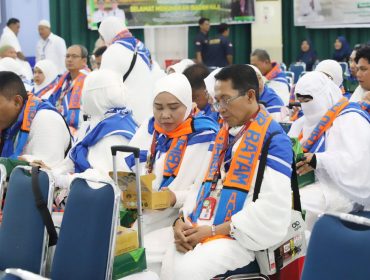 Walikota Batam, Amsakar Achmad, bersama Ketua TP-PKK Batam, Erlita Amsakar, berbaur bersama JCH Kloter 25 Embarkasi Batam saat pelepasan JCH di Asrama Haji Batam, Kamis (21/5/2026). Foto : Istimewa