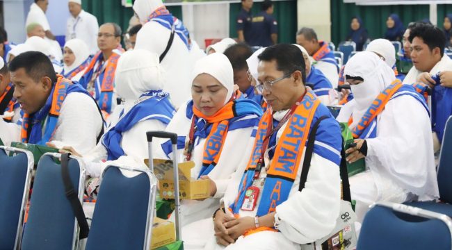 Walikota Batam, Amsakar Achmad, bersama Ketua TP-PKK Batam, Erlita Amsakar, berbaur bersama JCH Kloter 25 Embarkasi Batam saat pelepasan JCH di Asrama Haji Batam, Kamis (21/5/2026). Foto : Istimewa