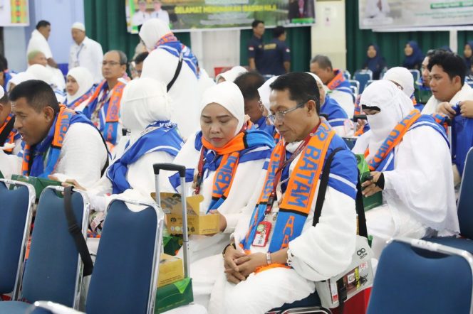 
					Walikota Batam, Amsakar Achmad, bersama Ketua TP-PKK Batam, Erlita Amsakar, berbaur bersama JCH Kloter 25 Embarkasi Batam saat pelepasan JCH di Asrama Haji Batam, Kamis (21/5/2026). Foto : Istimewa