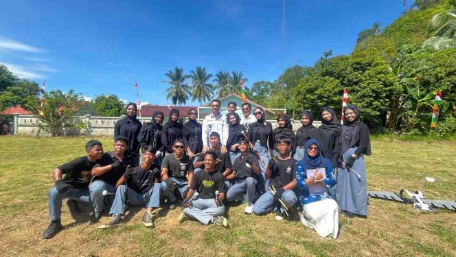 
					Bupati Kepulauan Anambas, Aneng, berfoto bersama tim drum band SMA Negeri 1 Siantan Utara usai penutupan TMMD ke-128 Tahun 2026 di Lapangan Bola Desa Bayat, Kecamatan Siantan Utara, Kamis (21/5/2026). Momen ini berlangsung hangat dan penuh keakraban setelah penampilan pelajar dalam memeriahkan acara.