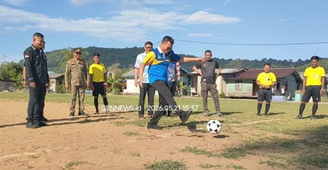 
					Bupati Kepulauan Anambas, Aneng, melakukan tendangan pembuka sebagai tanda dimulainya turnamen dalam rangka HUT ke-51 Desa Mubur dan HUT ke-40 Karang Taruna di lapangan Desa Mubur, Kamis (21/5/2026).