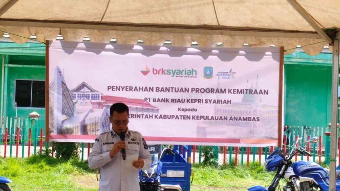 
					Bupati Kepulauan Anambas, Aneng, menyampaikan sambutan saat penyerahan bantuan Program Kemitraan dari PT Bank Riau Kepri Syariah kepada Pemerintah Kabupaten Kepulauan Anambas di Taman Bermadah, Tarempa, Kamis (21/5/2026).
