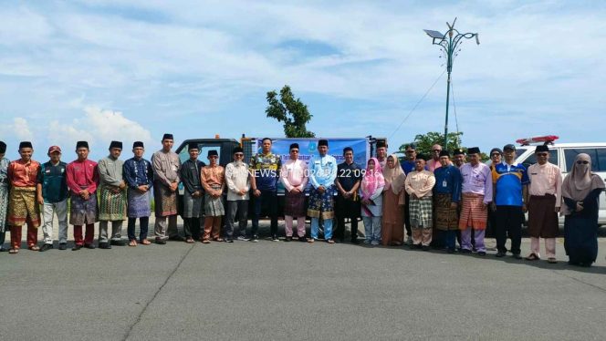 
					Bupati Kepulauan Anambas, Aneng, bersama jajaran pemerintah daerah dan perangkat desa berfoto bersama usai penyerahan kendaraan operasional persampahan kepada Desa Tarempa Barat di Astaka Masjid Agung Baitul Ma’mur, Jumat (22/5/2026). 