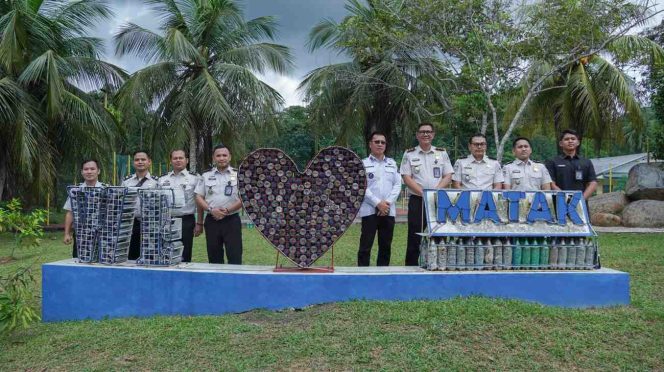 
					Bupati Kepulauan Anambas, Aneng, bersama Kepala Kantor Wilayah Imigrasi Kepulauan Riau, Guntur Sahat Hamonangan, dan jajaran berfoto bersama di kawasan Matak Base, Kamis (21/5/2026).