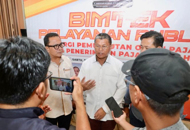 
					Sekda Batam, Firmansyah, memberi keterangan pers usai membuka Bimtek Pelayanan Publik di Harris Hotel Batam Center, Sabtu (23/5/2026). Foto:Istimewa
