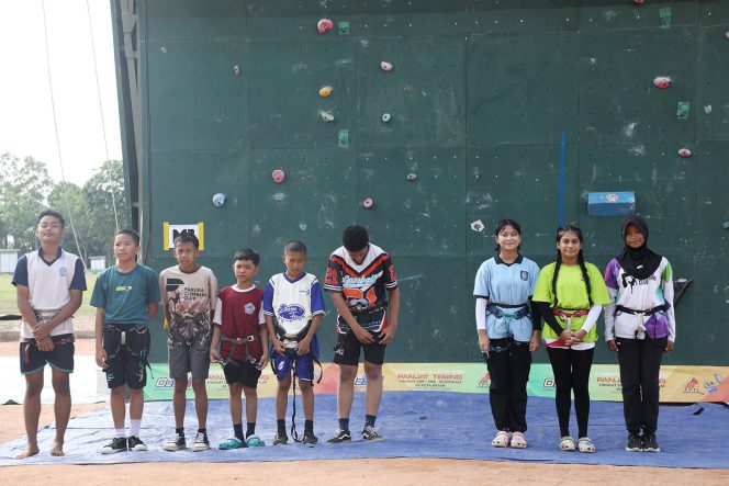 
					Atlet muda Batam mengikuti seleksi O2SN cabang olahraga panjat tebing Tingkat Kota Batam Tahun 2026 di Lapangan Batalyon Infanteri 136/Tuah Sakti, Senin (25/5/2026). Foto : Istimewa