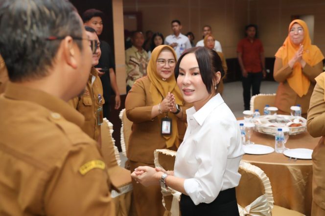 
					Sejumlah pegawai Pemko Batam bersama Forkopimda ikut merayakan HUT ke-54 Plh Wali Kota Batam, Li Claudia Chandra, di Kantor Wali Kota Batam, Senin (25/5/2026). Ft:Istimewa