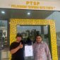 Ketua GAMNR Kota Tanjungpinang, Said Ahmad Syukri (kiri), didampingi Humas GAMNR, Riswandi (kanan), menunjukkan surat laporan usai diserahkan di Pelayanan Terpadu Satu Pintu (PTSP) Kejaksaan Tinggi Kepulauan Riau, Senin (25/5/2026). Laporan tersebut terkait pengadaan pakaian dinas di BKAD Provinsi Kepulauan Riau.