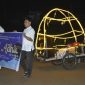Pegawai Diskominfotik Kabupaten Kepulauan Anambas membawa spanduk dan miniatur lampu hias saat mengikuti Pawai Takbir Idul Adha 1447 H di Anambas, Selasa (26/5/2026) malam.
