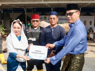 Plh Wali Kota Batam, Li Claudia Chandra, menyerahkan hewan kurban dari Presiden Prabowo Subianto ke Masjid Agung Raja Hamidah Batamcentre, Rabu (27/5/2026). Foto : Istimewa