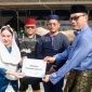 Plh Wali Kota Batam, Li Claudia Chandra, menyerahkan hewan kurban dari Presiden Prabowo Subianto ke Masjid Agung Raja Hamidah Batamcentre, Rabu (27/5/2026). Foto : Istimewa