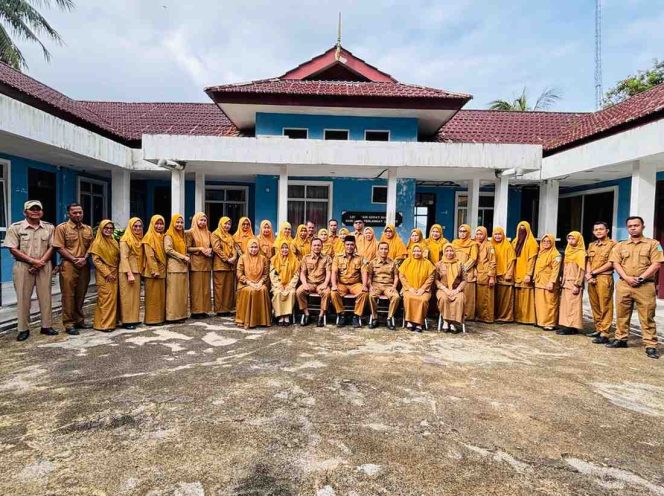 
					Camat Jemaja, Mudahir, S.Pi, bersama jajaran pegawai dan staf berfoto usai kegiatan di halaman Kantor Kecamatan Jemaja, Kabupaten Kepulauan Anambas.