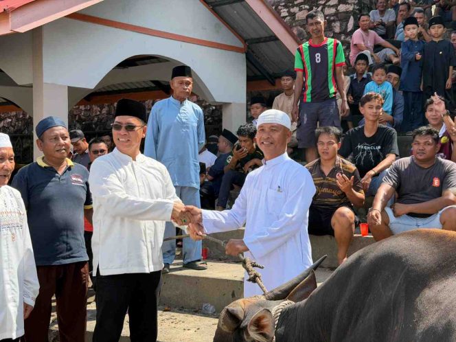 
					Bupati Kepulauan Anambas, Aneng, menghadiri penyerahan bantuan dua ekor sapi kurban dari Presiden RI, Prabowo Subianto, di Masjid Al Kautsar, Kelurahan Letung, Kecamatan Jemaja, Rabu (26/5/2026), dalam rangka Hari Raya Idul Adha 1447 Hijriah.