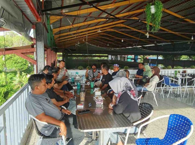 
					Sejumlah wartawan di Kabupaten Kepulauan Anambas bersama perwakilan Polres Kepulauan Anambas saat menggelar ngopi bareng dan diskusi santai di Bayhill, Kamis (28/5/2026). 