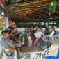 Sejumlah wartawan di Kabupaten Kepulauan Anambas bersama perwakilan Polres Kepulauan Anambas saat menggelar ngopi bareng dan diskusi santai di Bayhill, Kamis (28/5/2026). 