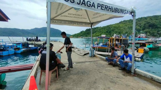 
					Petugas Dinas Perhubungan Kabupaten Kepulauan Anambas melakukan pemungutan retribusi jasa kepelabuhanan kepada pengguna Pelabuhan Roro Antang. Jum'at (29/5). 
