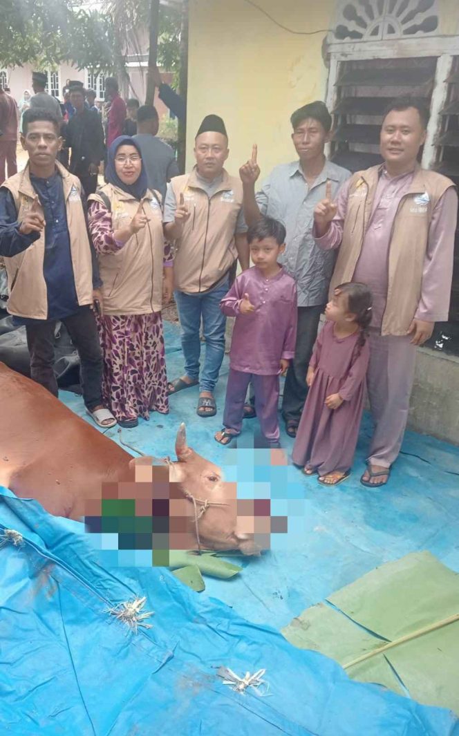 
					Ketua DPD Himpunan Masyarakat Nelayan Indonesia (HMNI) Kepri bersama pengurus dan masyarakat saat proses penyembelihan sapi kurban bantuan Pangkogabwilhan I di Masjid Al Hidayah, Dompak Lama, Tanjungpinang, Rabu (27/5/2026).